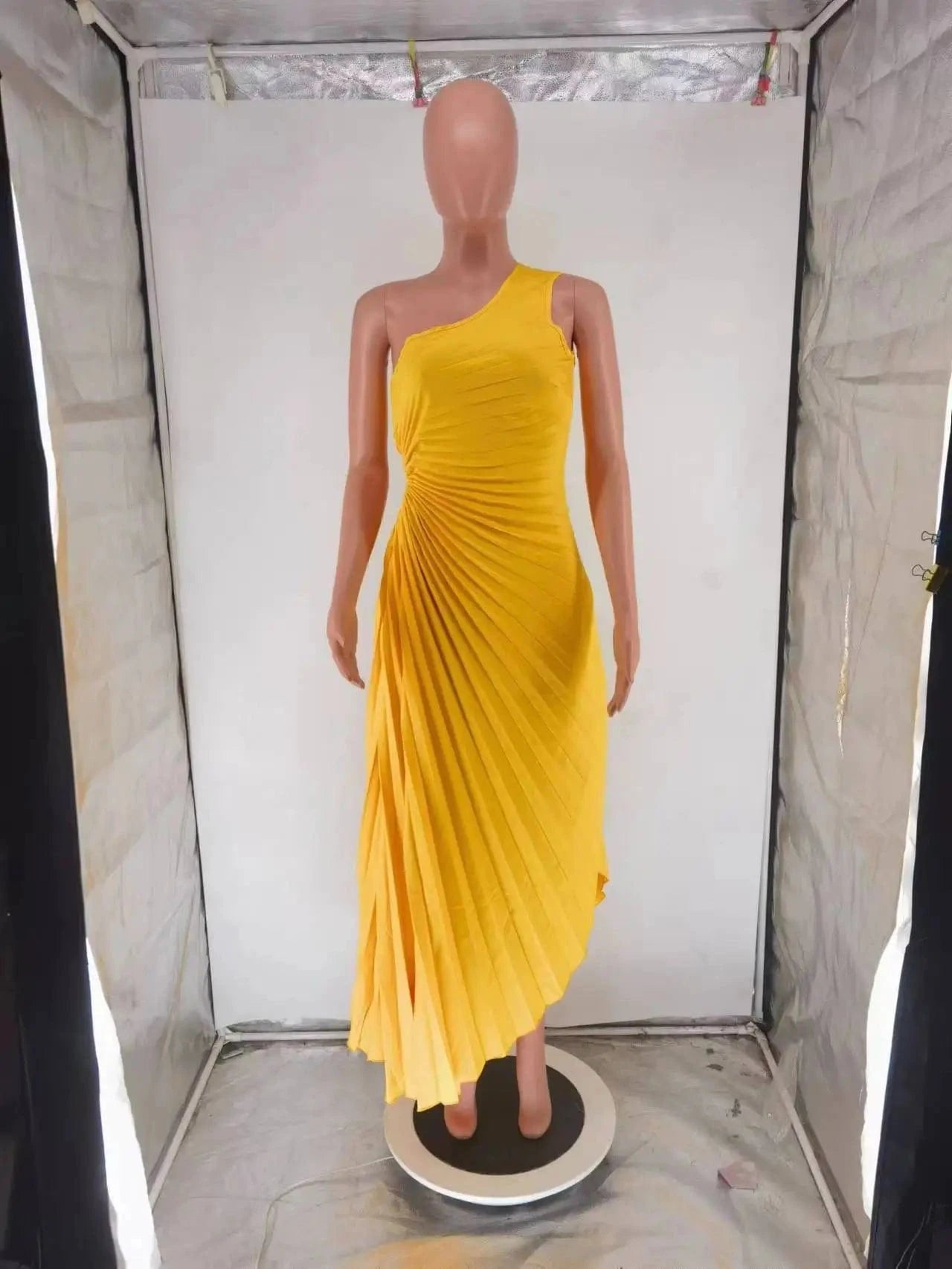 Hot selling ladies elegant party long maxi sexy dress sleeveless one single shoulder pleated women's dresses