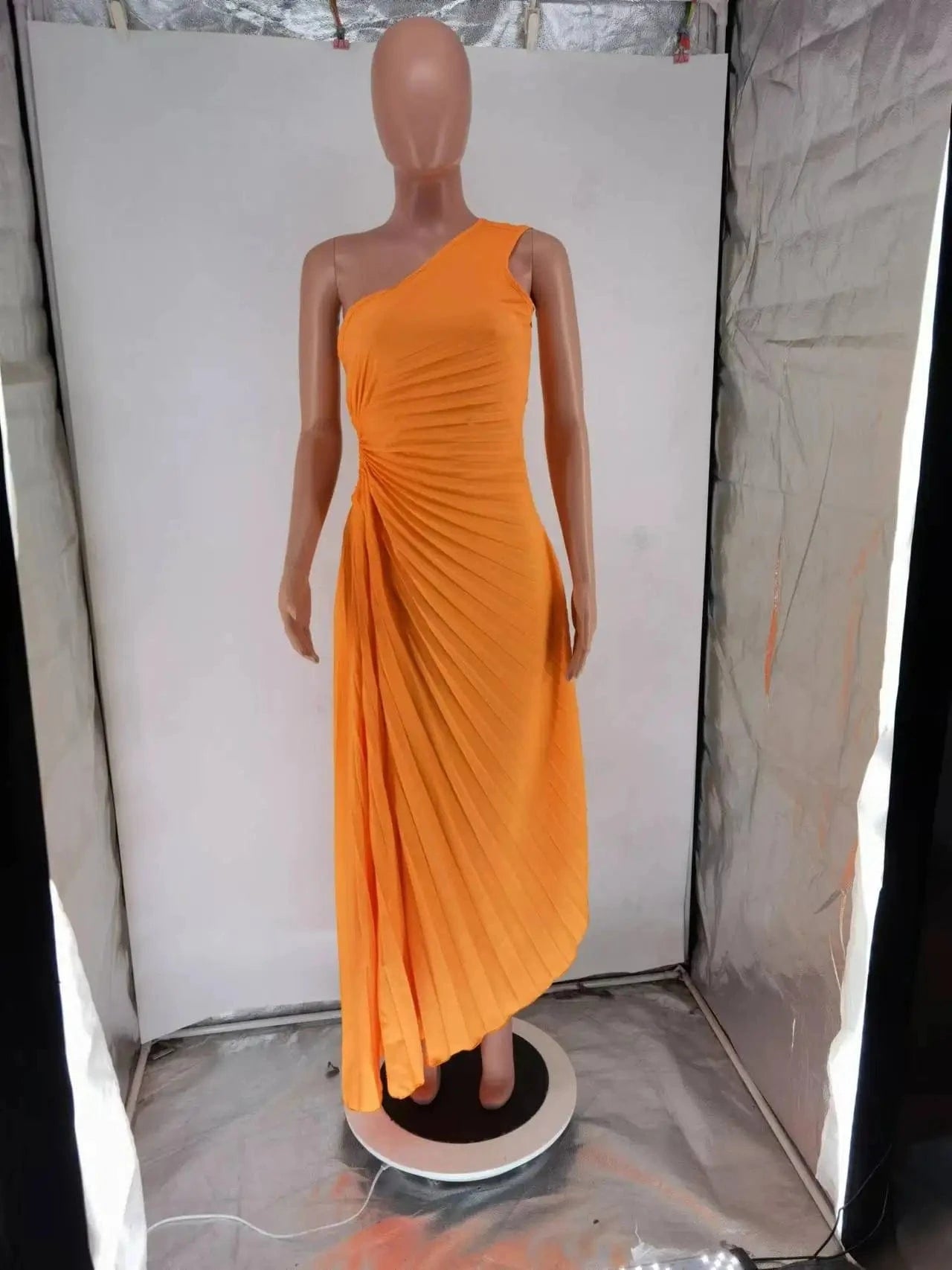Hot selling ladies elegant party long maxi sexy dress sleeveless one single shoulder pleated women's dresses