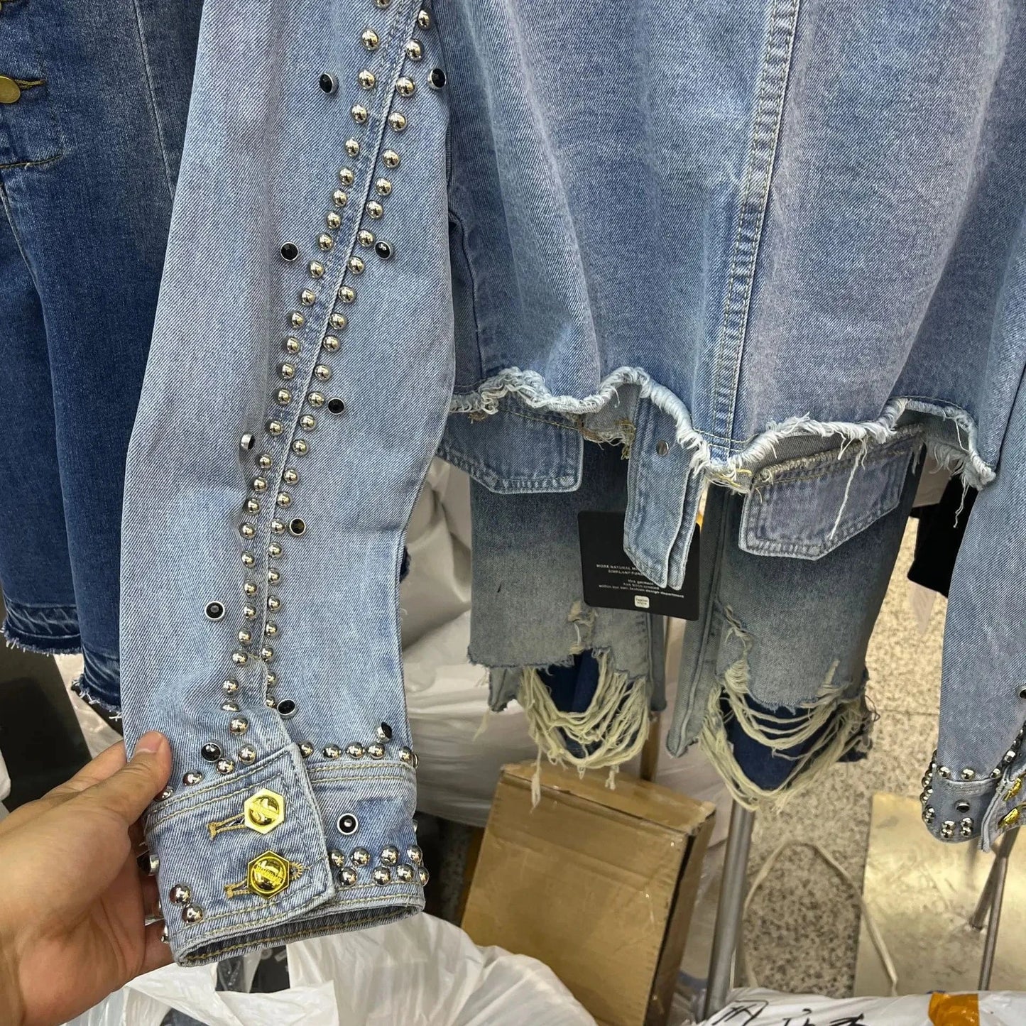 JL7311 Newest Style Lady Jean Jacket Long Sleeve Woman Denim Jacket with Rivets Golden Buttons Women Casual Jacket