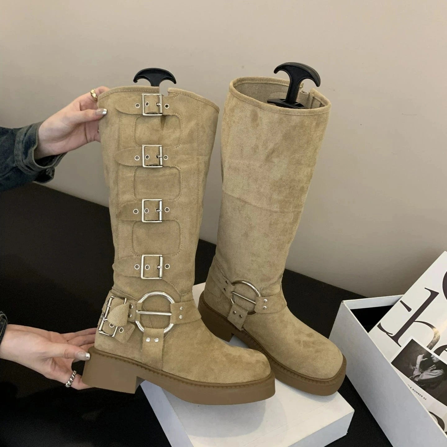 2024 Brand Design Buckles Fashion Street Riding Boots Flock Cool Knee High Motorcycles Boot Shoes for Women Winter Boots