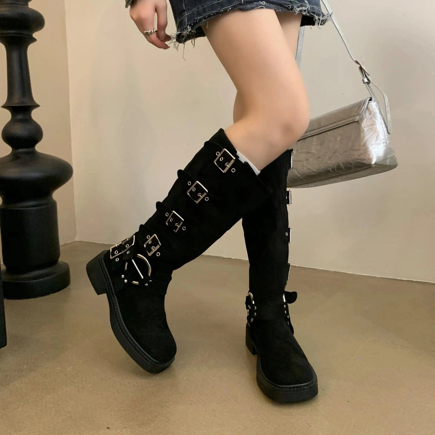 2024 Brand Design Buckles Fashion Street Riding Boots Flock Cool Knee High Motorcycles Boot Shoes for Women Winter Boots