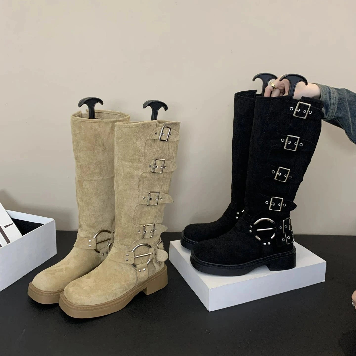 2024 Brand Design Buckles Fashion Street Riding Boots Flock Cool Knee High Motorcycles Boot Shoes for Women Winter Boots