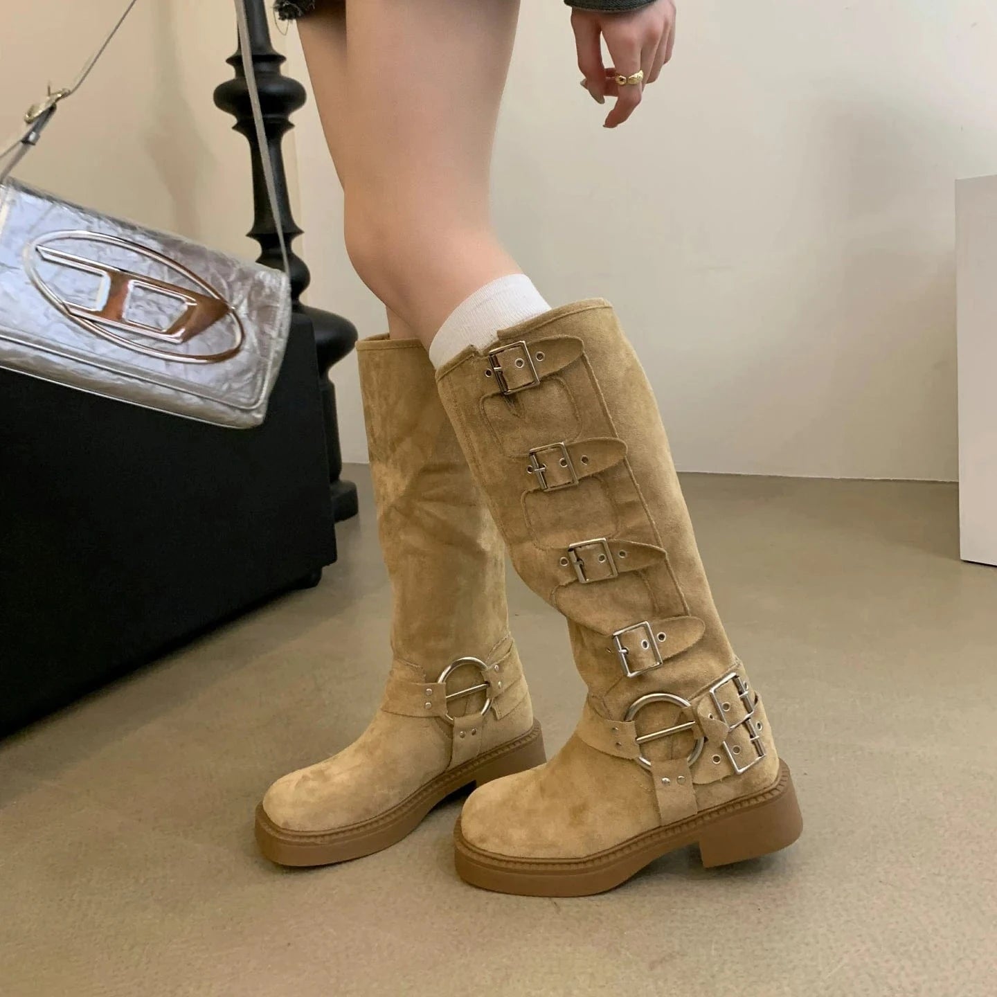 2024 Brand Design Buckles Fashion Street Riding Boots Flock Cool Knee High Motorcycles Boot Shoes for Women Winter Boots