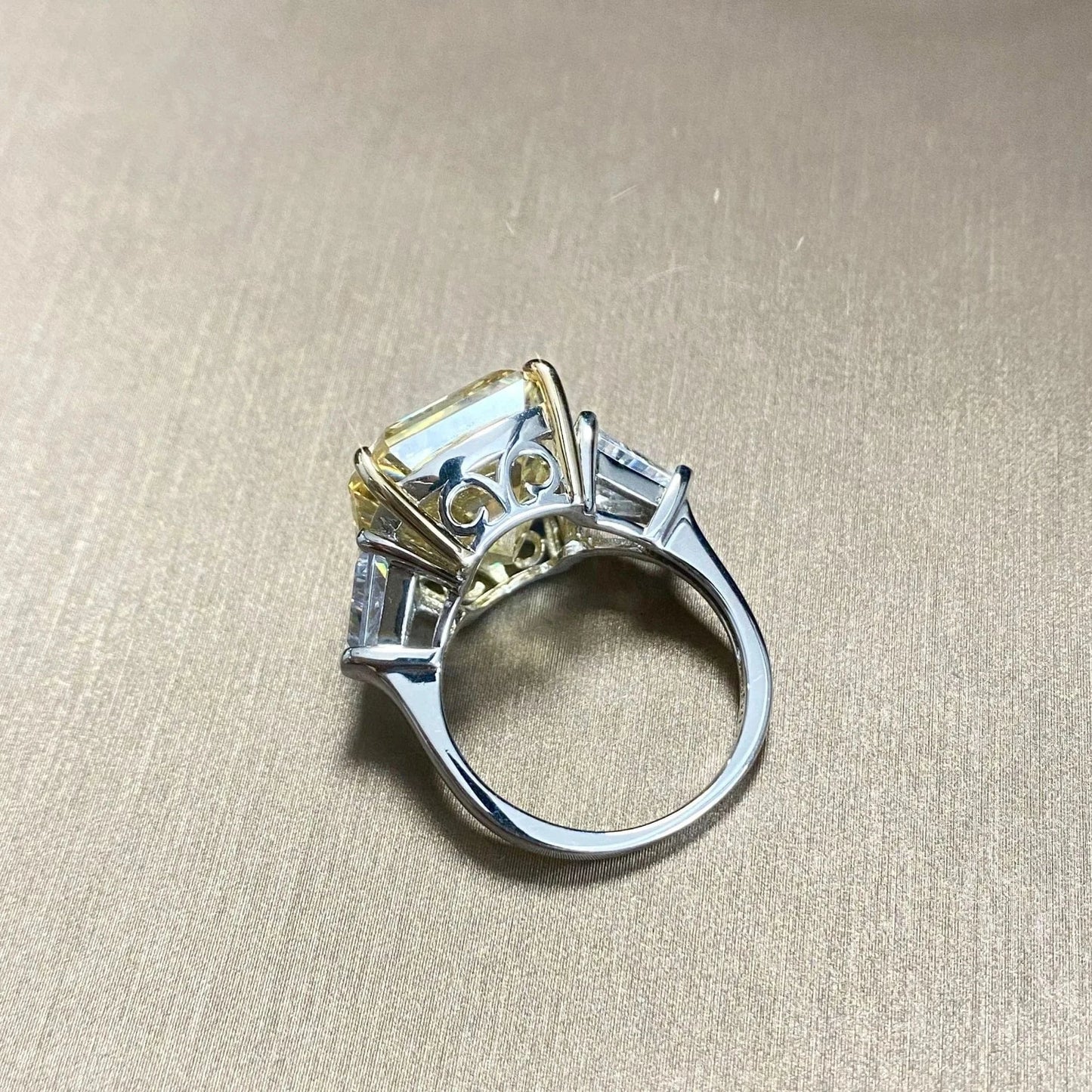 2024 High-end Emerald Cutting Gorgeous Rectangular CZ Diamond Women White Diamond Wedding gemstone rings 925 sterling silver