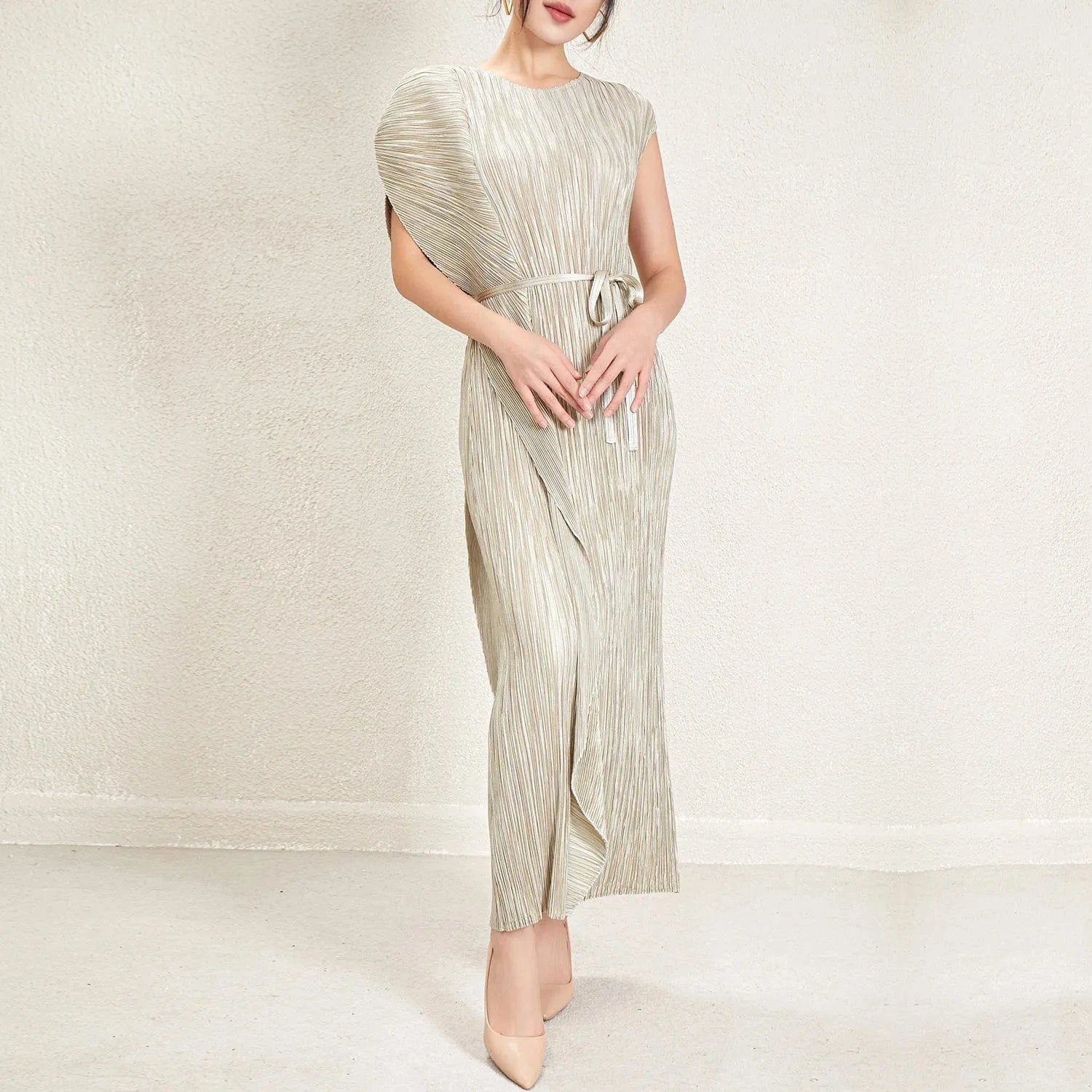 2024 Miyake Pleated Dress Solid Color Elegant Belt Design Dress Round Neck Streamer Women's Casual Style Dress
