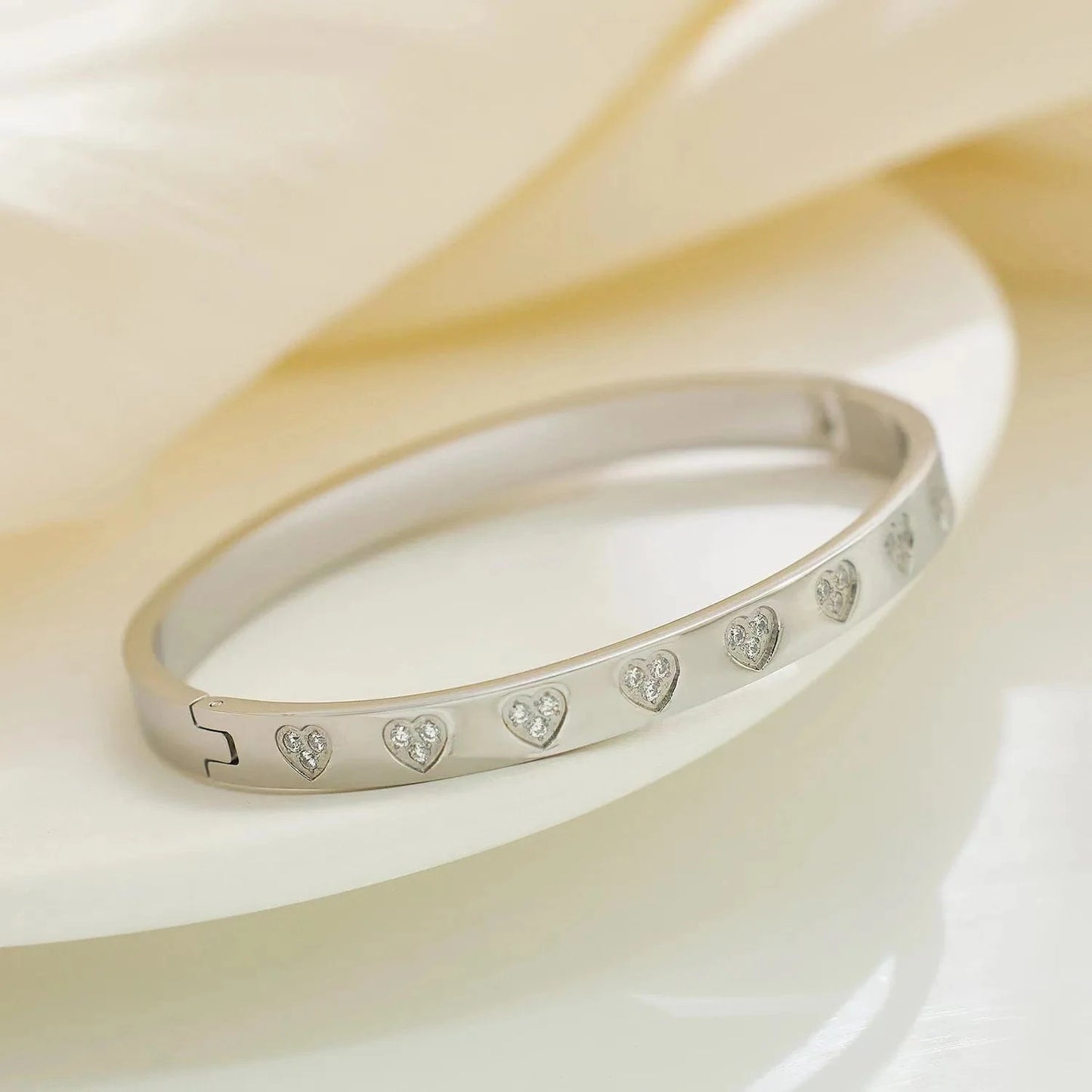 2024 Zircon of heart Bracelet Titanium Steel Designer Bangles Handmade Chic Elegant Statement Jewelry Gifts For Women Ladies