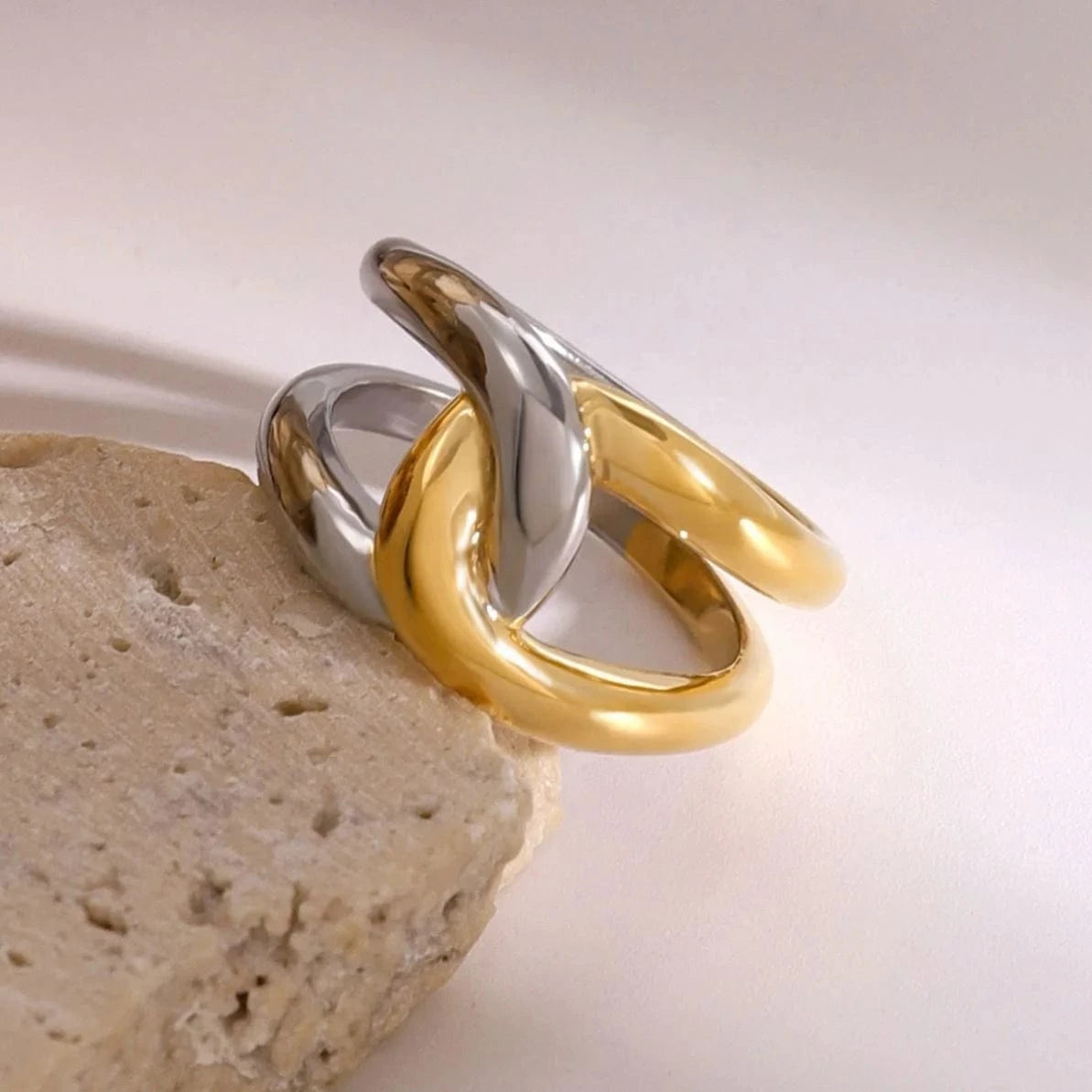 7 / R2469 R2469 18K Gold PVD Plated Stainless Steel Ring Men Women Two Tone Color Matching Irregular Winding Ring No. 7