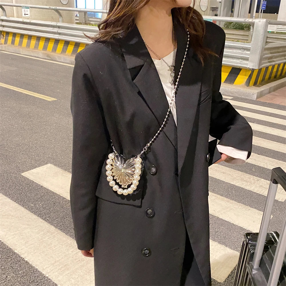 Elegant Heart Charm Metal Chain Mini Shell Bag for Women