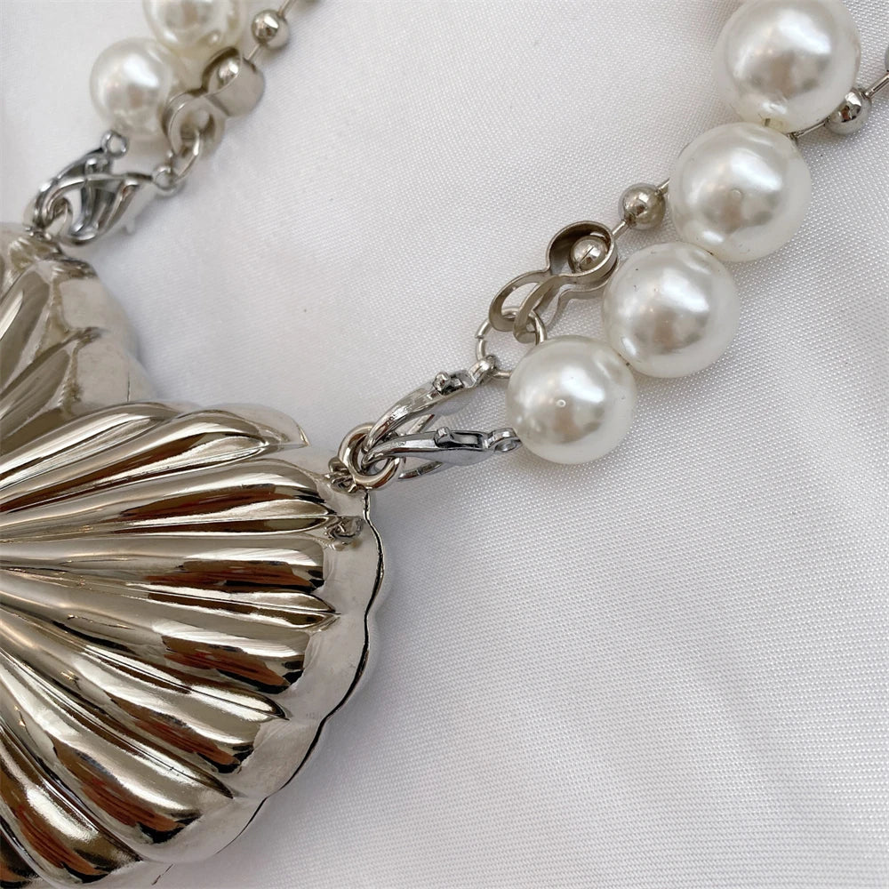 Elegant Heart Charm Metal Chain Mini Shell Bag for Women
