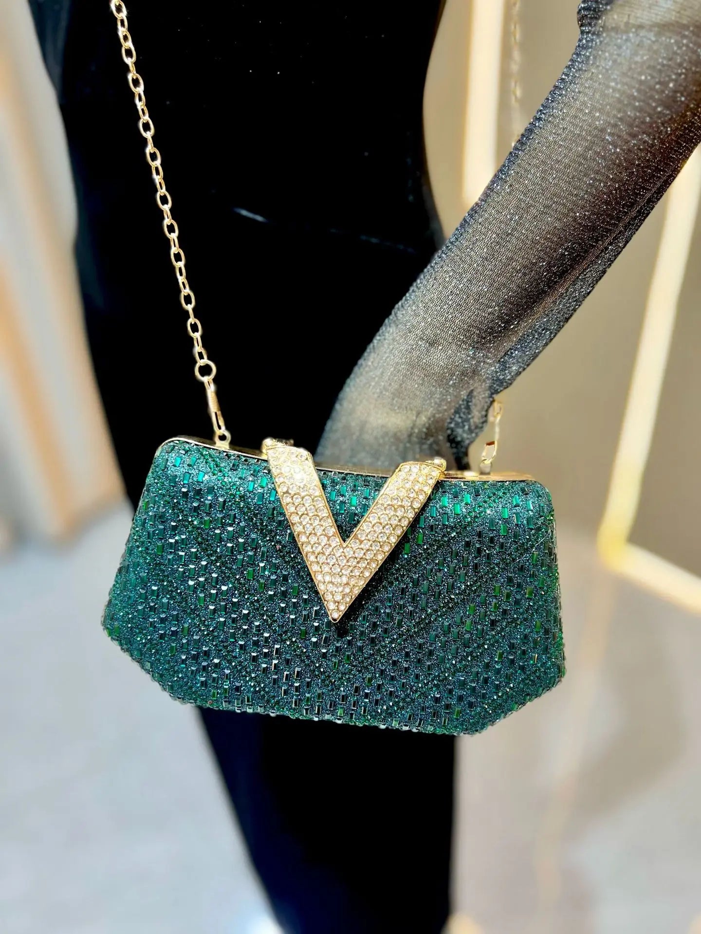 Luxury Shiny Diamond Studded V Letter Evening Dress Bag for Women Brand Rhinestones Handbags Elegant Cheongsam Bag Wedding Purse