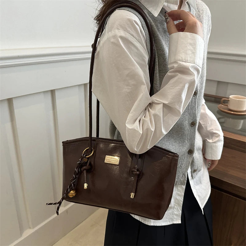 Retro French Women's Shoulder Bag Large Capacity Commuting Versatile Underarm Bag Simple Texture Solid Color Handbag Tote Bag