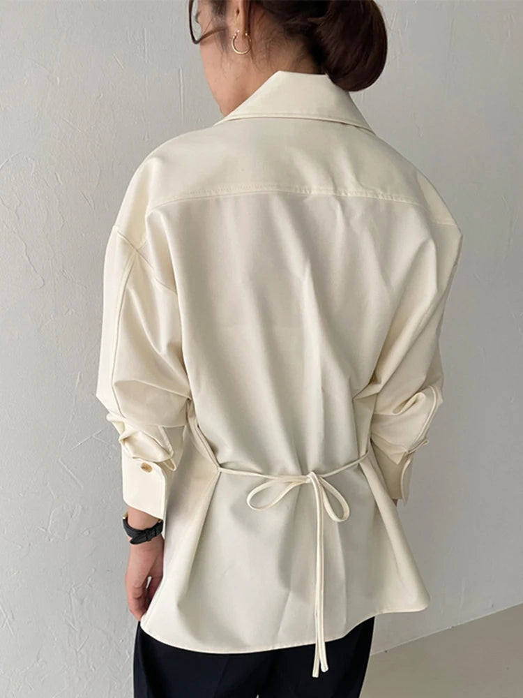 [EAM] Women Beige Zipper Pocket Back Bandage Blouse New Lapel Long Sleeve Loose Fit Shirt Fashion Spring Autumn 2025 1DF1491