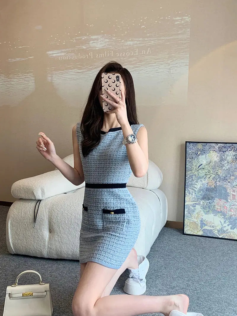Knitted dress women's 2024 new French simple contrast knitted vest temperament advanced sense of waist slimming bag hip skirt