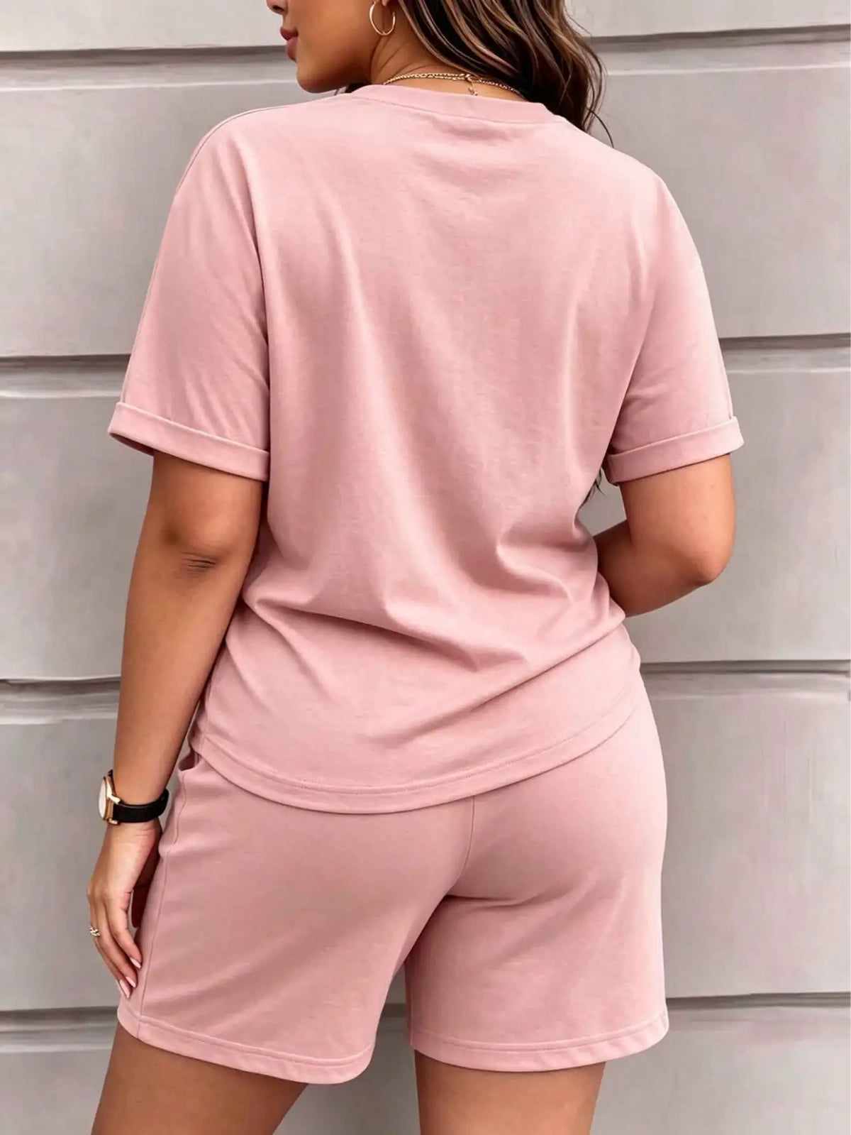 Spring and summer women’s clothing: Solid-color short-sleeved, retro round-neck T-shirts paired with elastic-waisted shorts. A simple, sporty and casual two-piece set.
