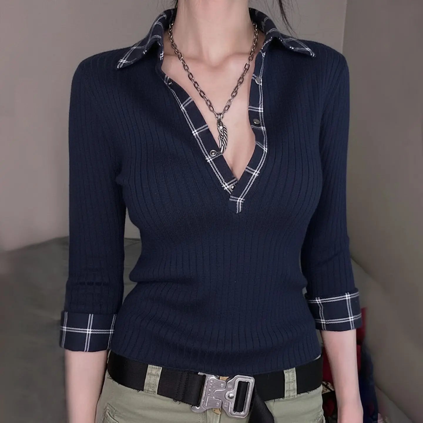 A retro Checkered Long-Sleeved T-shirt For Autumn And Winter, Fitted With A Flanged V-neck Casual Top For Women