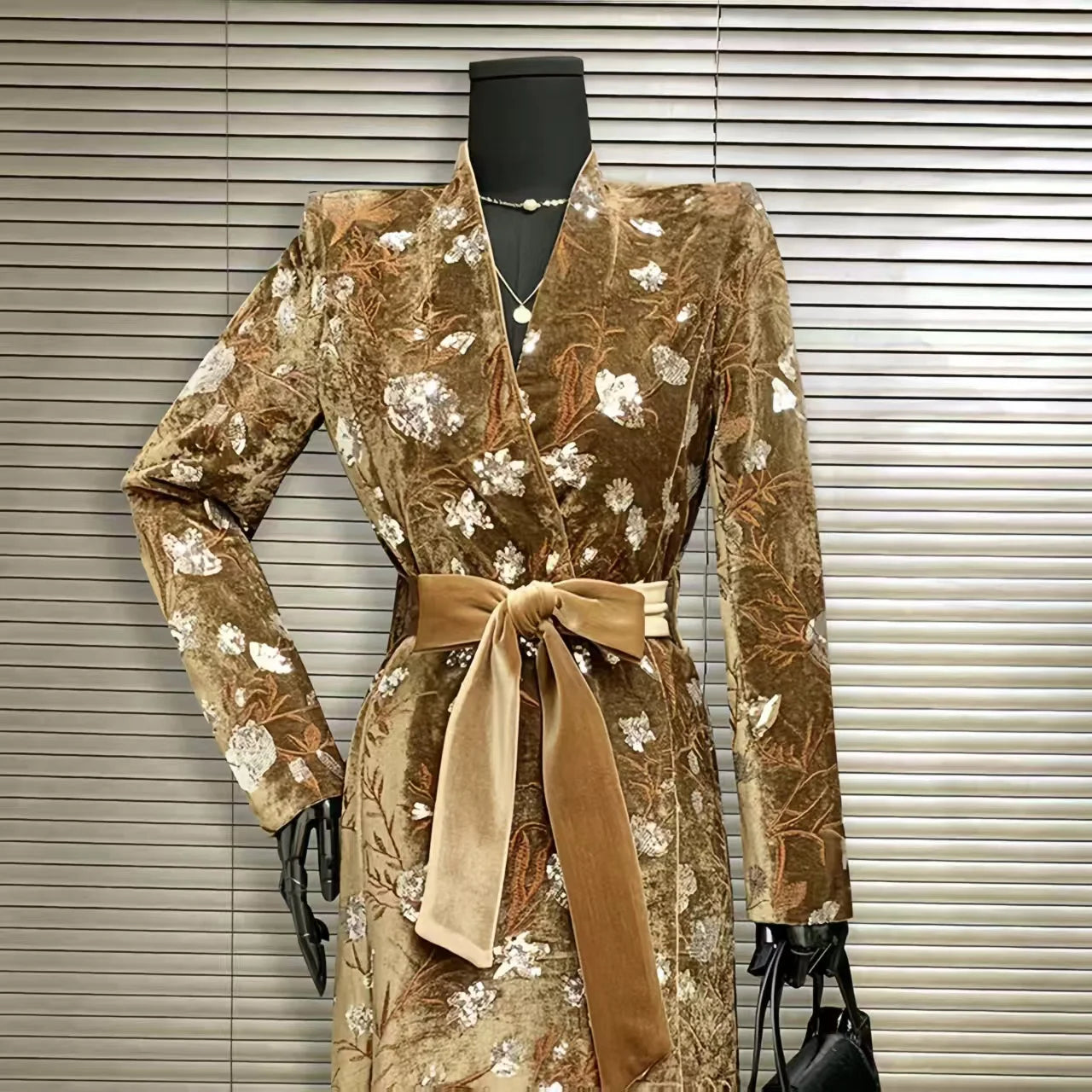 Golden Velvet Adjustable Waist Windbreaker Coat Autumn/Winter New English style Luxury Sequin Embroidered Women's Coat