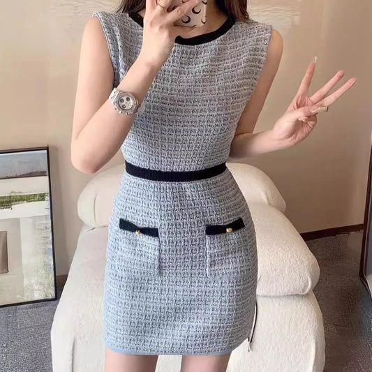 Knitted dress women's 2024 new French simple contrast knitted vest temperament advanced sense of waist slimming bag hip skirt