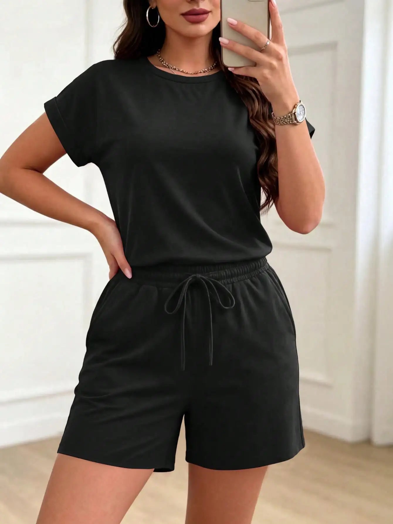 Spring and summer women’s clothing: Solid-color short-sleeved, retro round-neck T-shirts paired with elastic-waisted shorts. A simple, sporty and casual two-piece set.