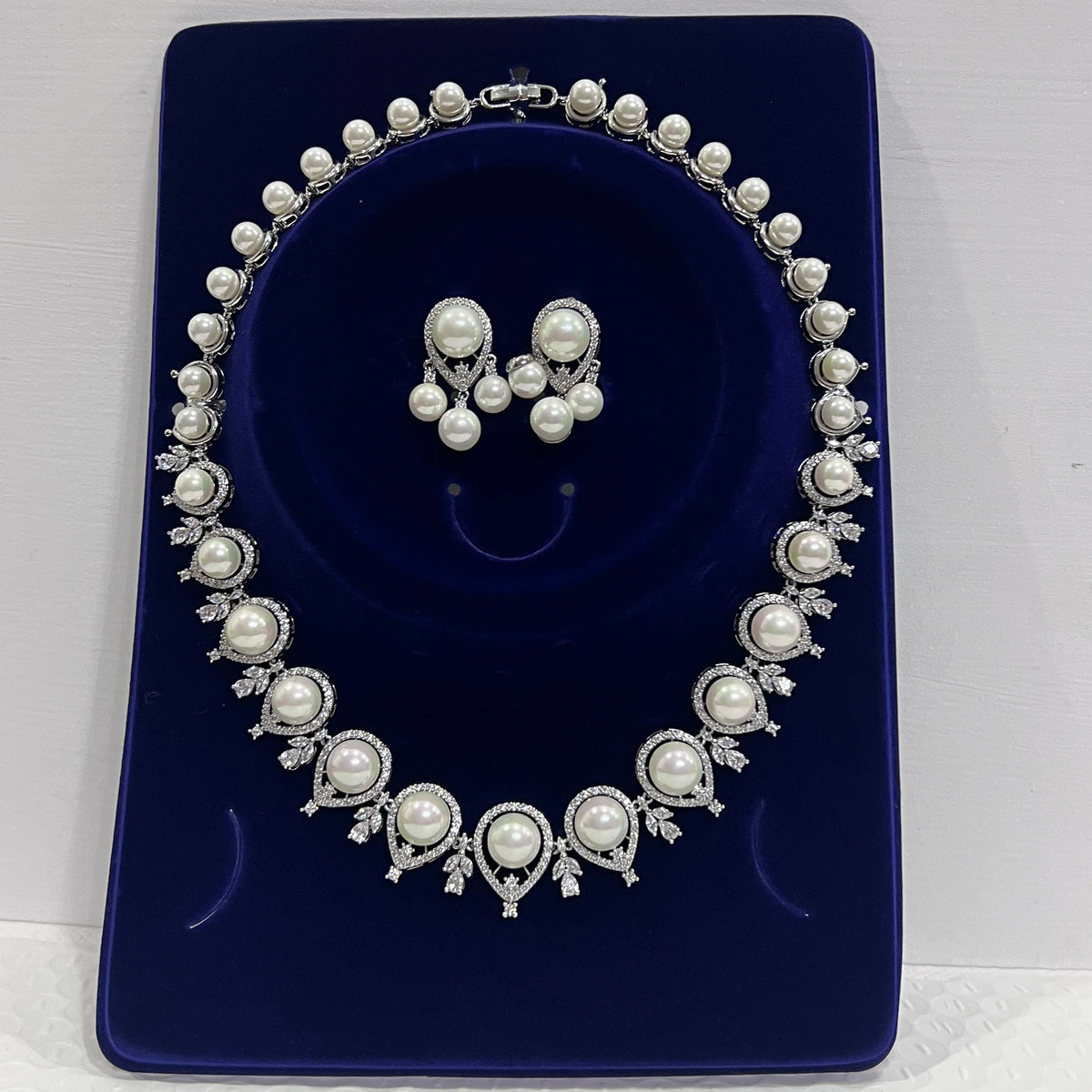 Luxurious Round Gold Tone Pearl Necklace Set for Women