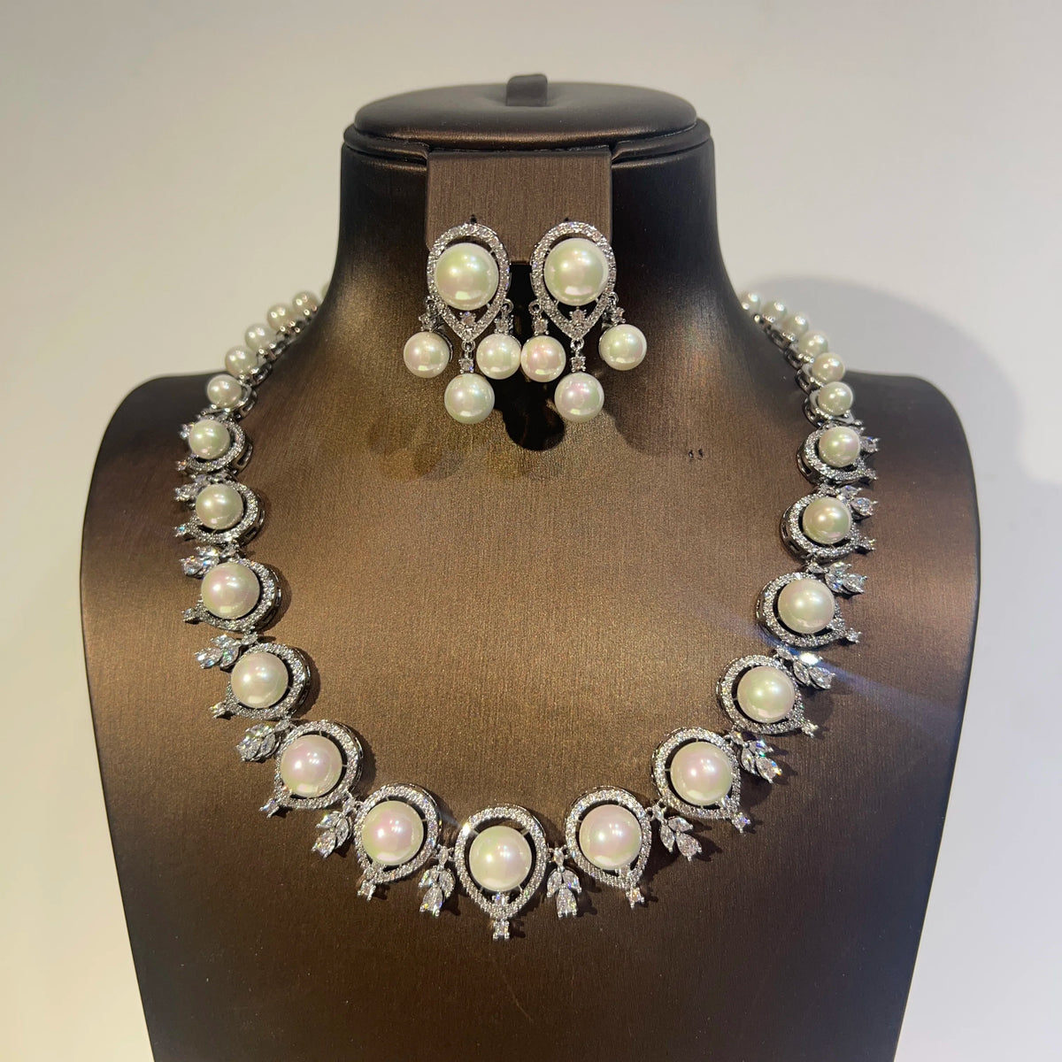 Luxurious Round Gold Tone Pearl Necklace Set for Women