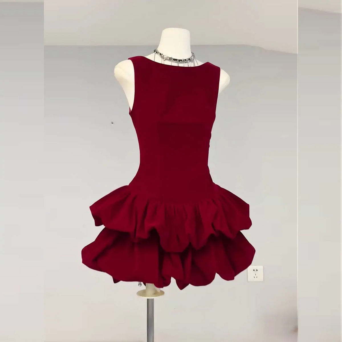 Elegant Red Velvet Sleeveless Evening Dress for Women