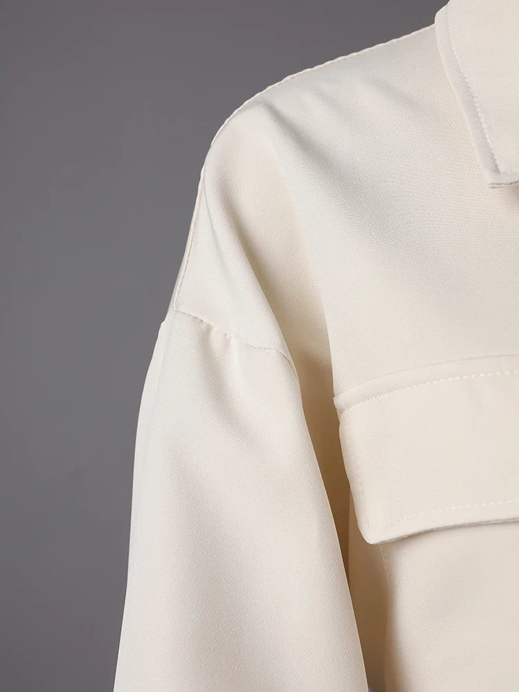 [EAM] Women Beige Zipper Pocket Back Bandage Blouse New Lapel Long Sleeve Loose Fit Shirt Fashion Spring Autumn 2025 1DF1491