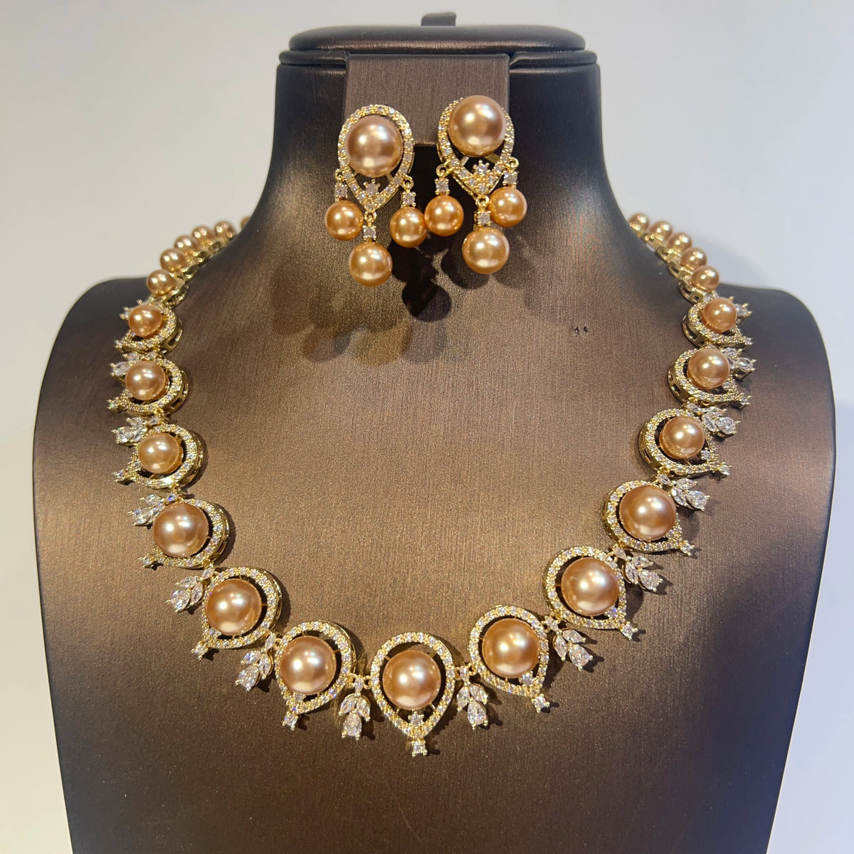 Luxurious Round Gold Tone Pearl Necklace Set for Women