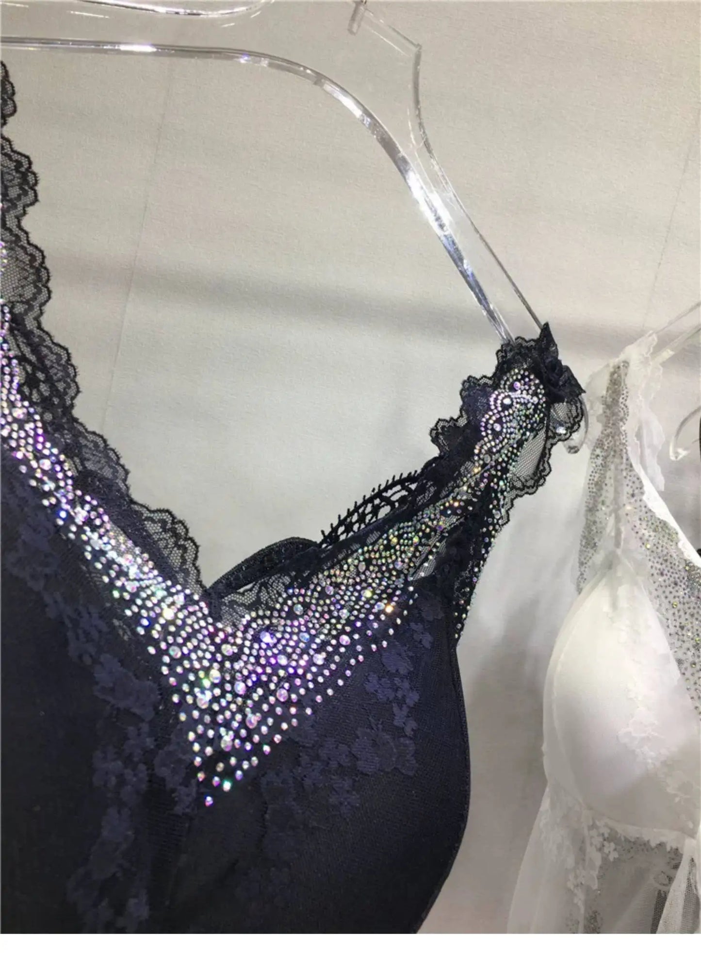 Back Beauty Black Camisole Women All-match Four Seasons V-neck Tanks Top Sexy V-neck Lace Splicing Hot Diamonds Slimming Camis