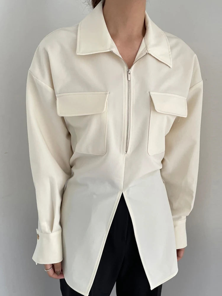 [EAM] Women Beige Zipper Pocket Back Bandage Blouse New Lapel Long Sleeve Loose Fit Shirt Fashion Spring Autumn 2025 1DF1491