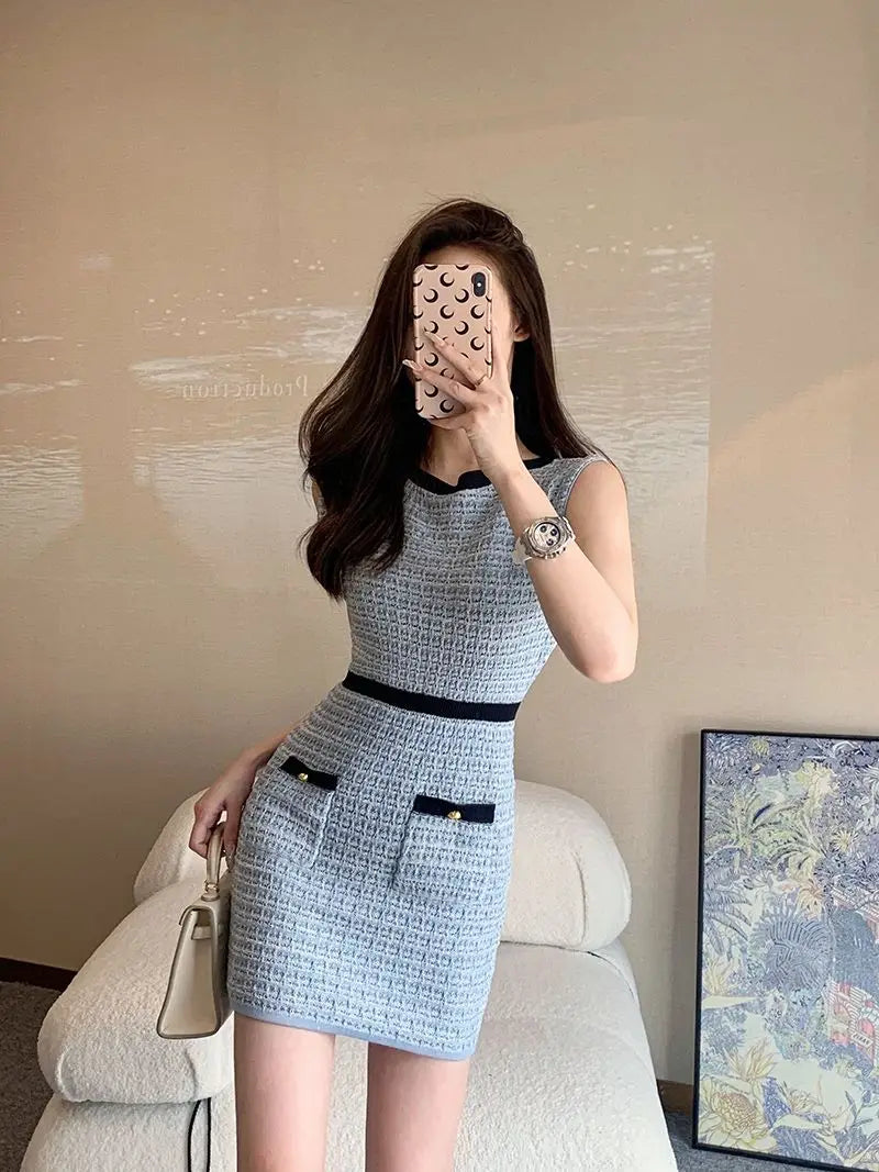 Knitted dress women's 2024 new French simple contrast knitted vest temperament advanced sense of waist slimming bag hip skirt