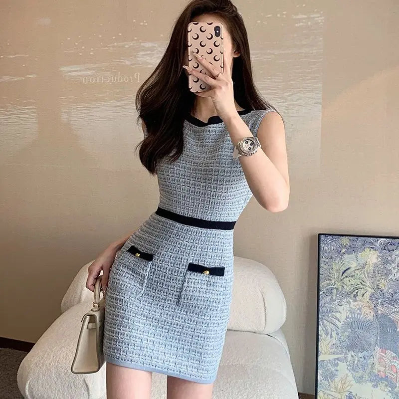 Knitted dress women's 2024 new French simple contrast knitted vest temperament advanced sense of waist slimming bag hip skirt