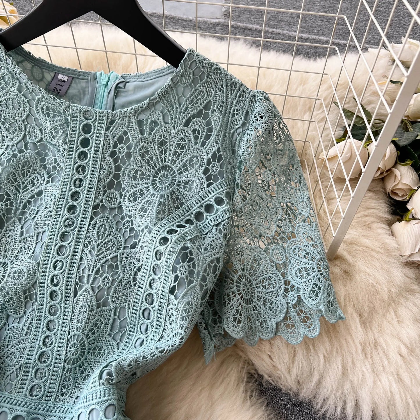 Korean Version Retro High-end Round Neck Lotus Leaf Sleeve Lace Dress for Women's 2026 Summer New Temperament Elegant Long Dress