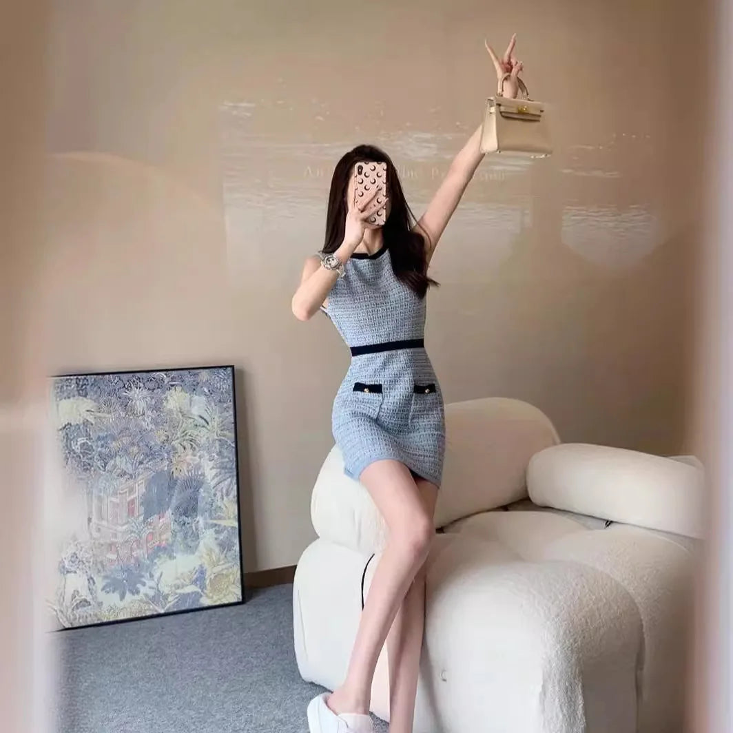 Knitted dress women's 2024 new French simple contrast knitted vest temperament advanced sense of waist slimming bag hip skirt