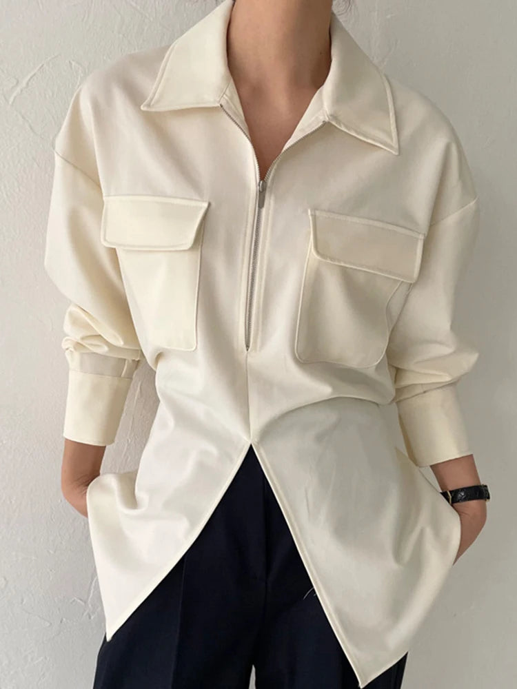 [EAM] Women Beige Zipper Pocket Back Bandage Blouse New Lapel Long Sleeve Loose Fit Shirt Fashion Spring Autumn 2025 1DF1491