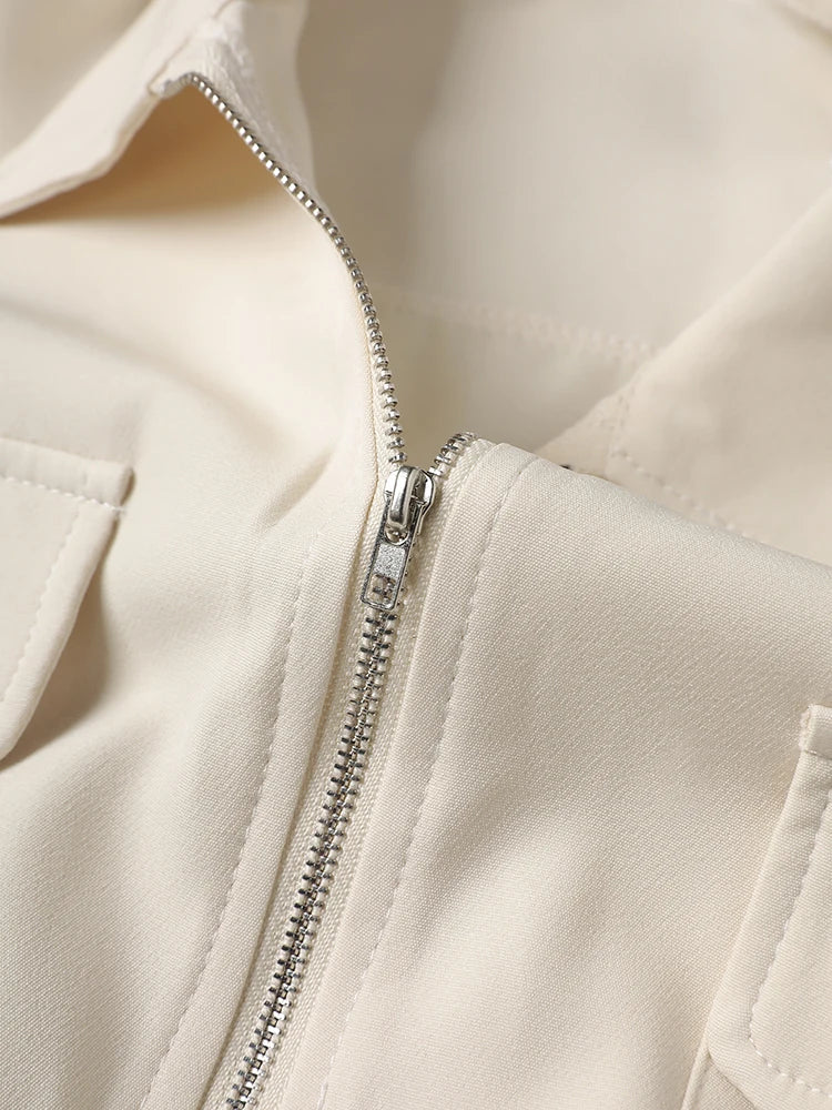 [EAM] Women Beige Zipper Pocket Back Bandage Blouse New Lapel Long Sleeve Loose Fit Shirt Fashion Spring Autumn 2025 1DF1491