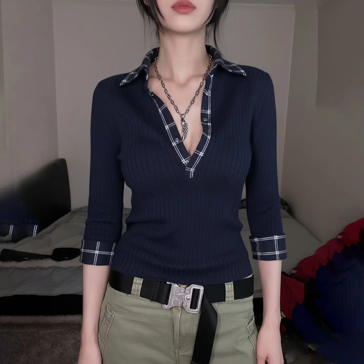 A retro Checkered Long-Sleeved T-shirt For Autumn And Winter, Fitted With A Flanged V-neck Casual Top For Women