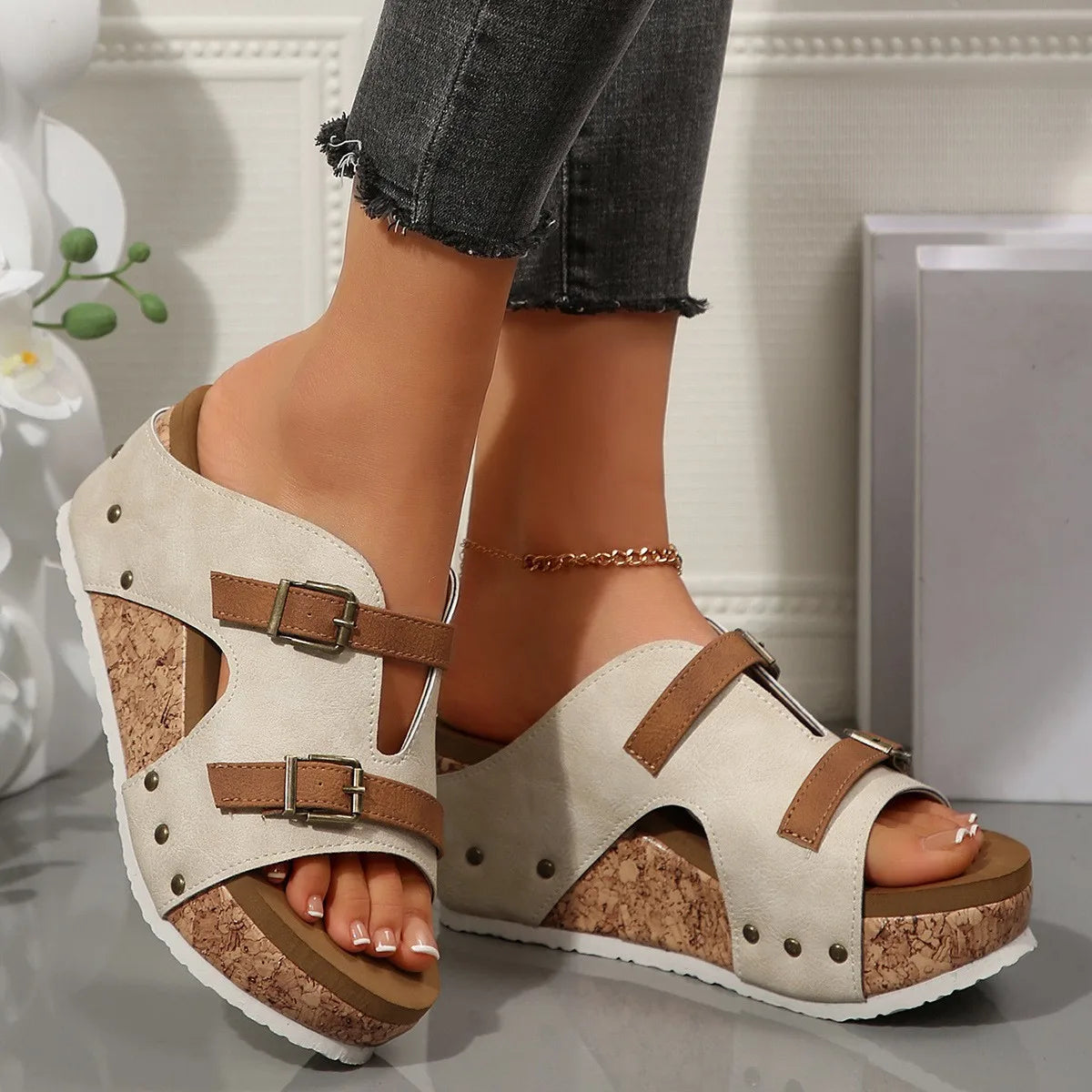 Large-sized thick-soled wedge heel flip-flops for women, Spring/Summer 2025 new belt-buckle open-toe sponge beach flip-flops