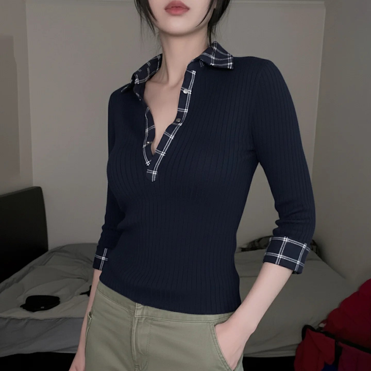 A retro Checkered Long-Sleeved T-shirt For Autumn And Winter, Fitted With A Flanged V-neck Casual Top For Women