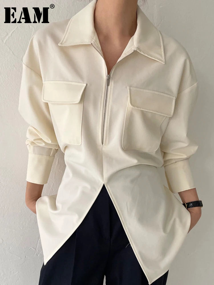 [EAM] Women Beige Zipper Pocket Back Bandage Blouse New Lapel Long Sleeve Loose Fit Shirt Fashion Spring Autumn 2025 1DF1491