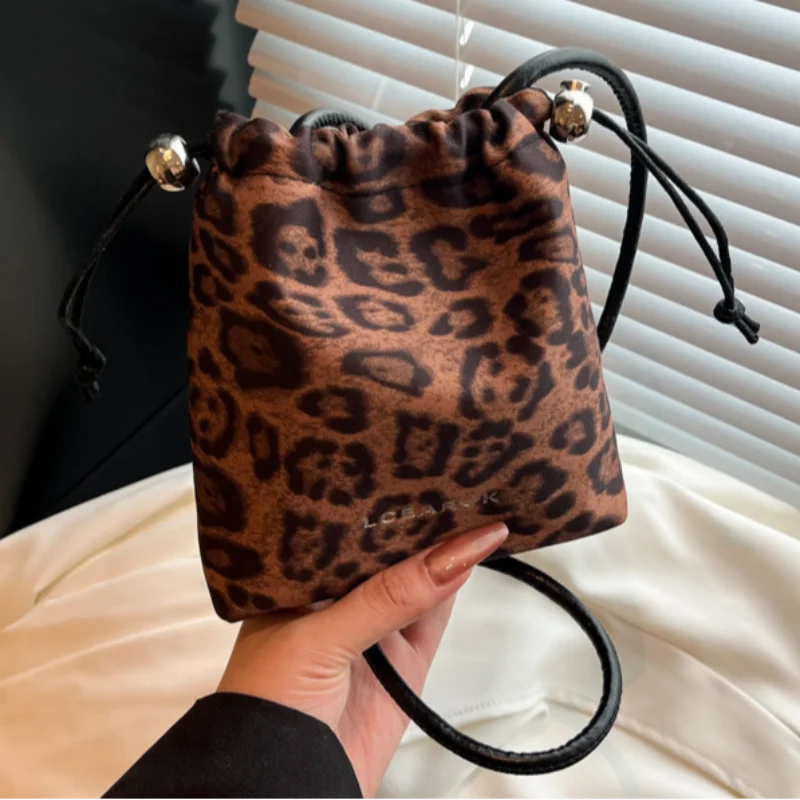 Leopard Print Nylon Drawstring Crossbody Bag New Niche Design Fashion Versatile Women's Mobile Phone Bag Exquisite Shoulder Bag