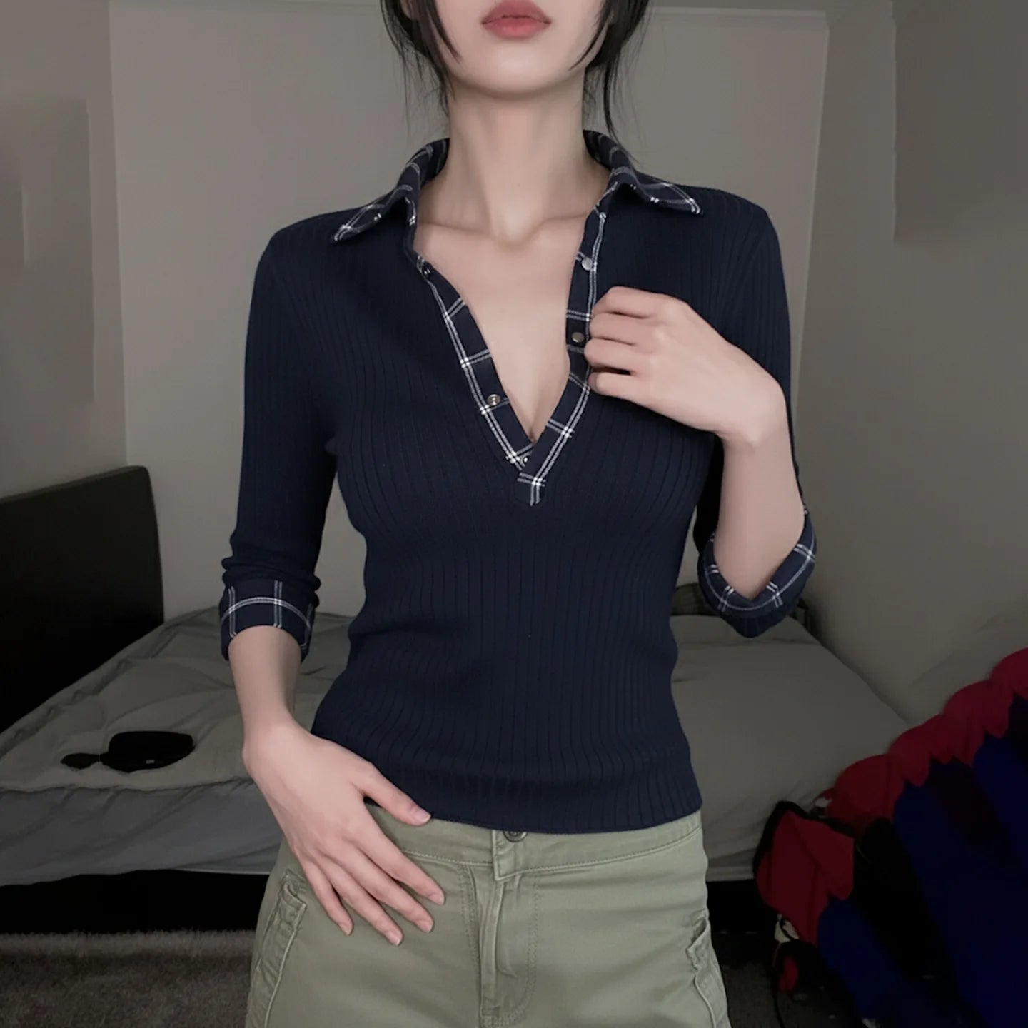 A retro Checkered Long-Sleeved T-shirt For Autumn And Winter, Fitted With A Flanged V-neck Casual Top For Women