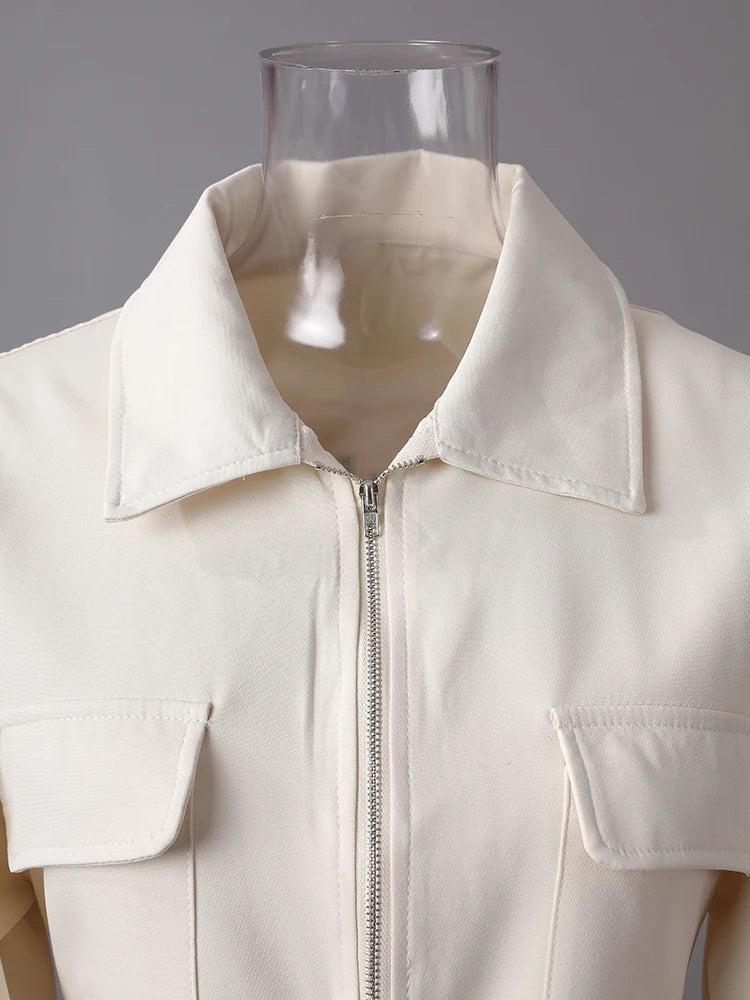 [EAM] Women Beige Zipper Pocket Back Bandage Blouse New Lapel Long Sleeve Loose Fit Shirt Fashion Spring Autumn 2025 1DF1491