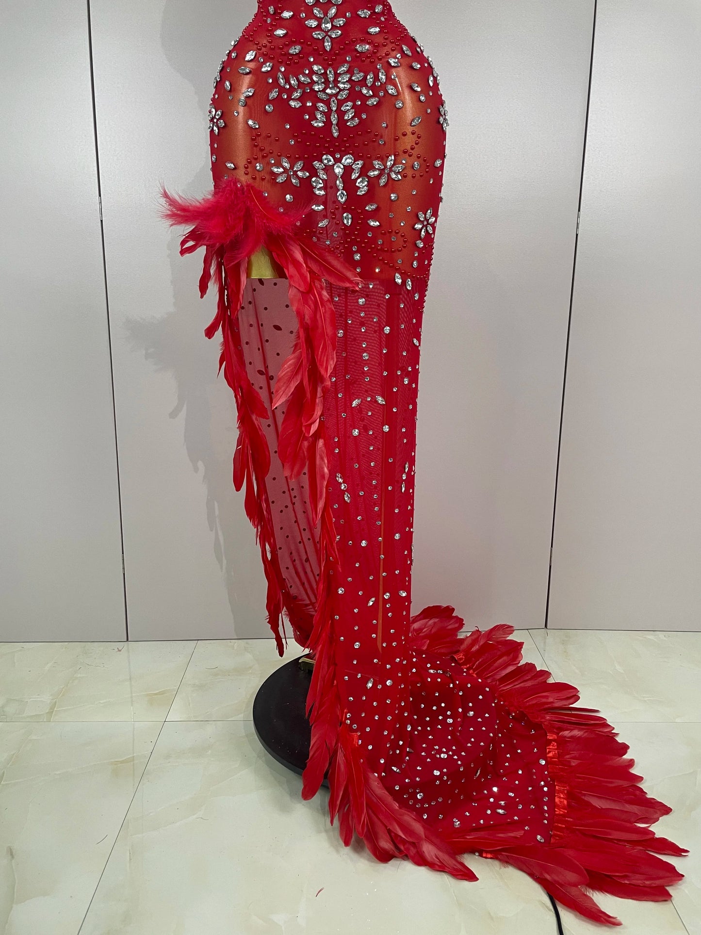 2025New Exquisite Feather Red Evening Dress Women Sparkle Rhinestones Sexy High Slit Birthday Celebrate Stage Photoshoot Costume