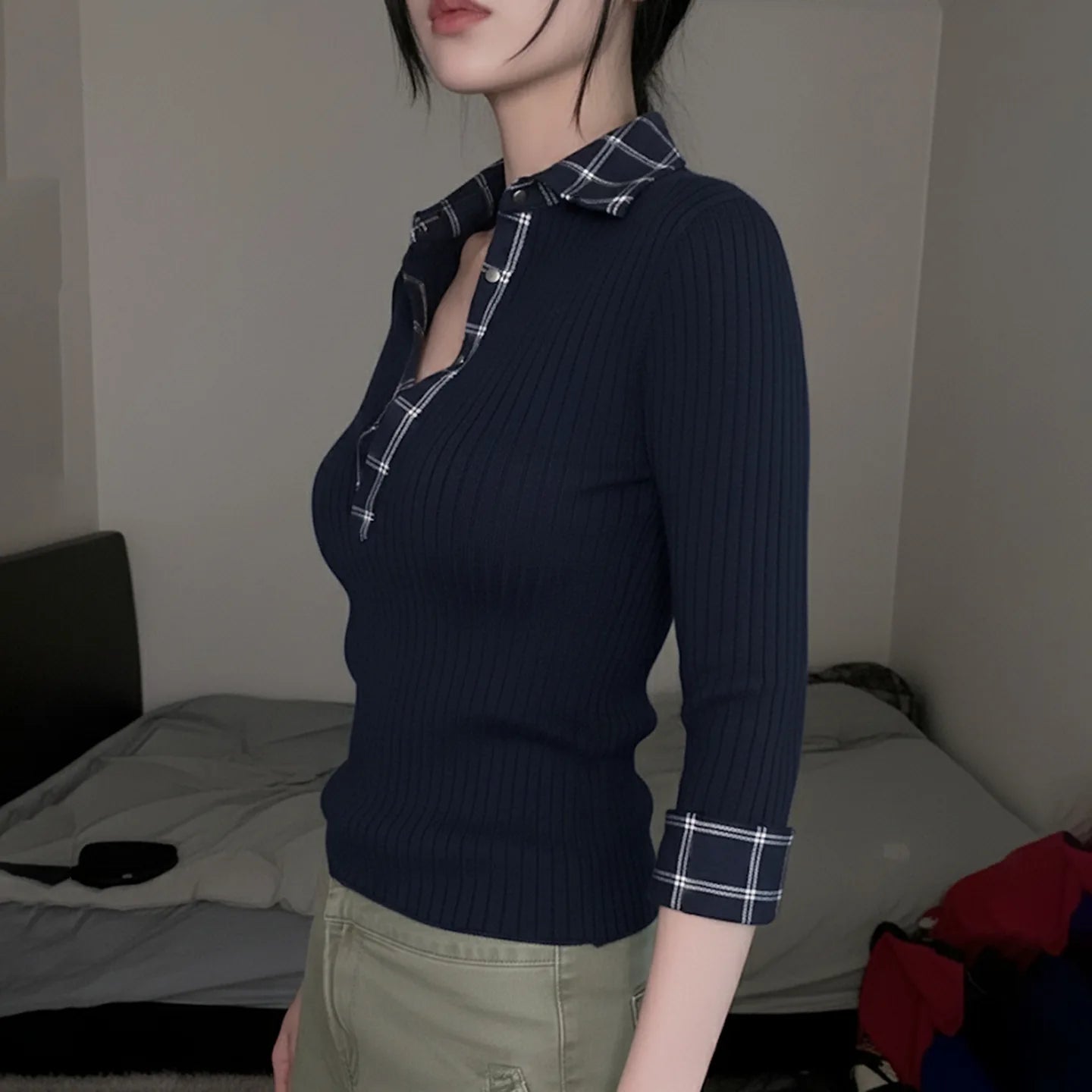 A retro Checkered Long-Sleeved T-shirt For Autumn And Winter, Fitted With A Flanged V-neck Casual Top For Women