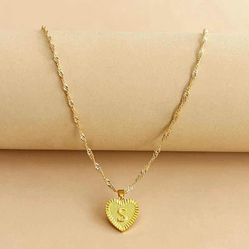 Best Selling 18k Gold Plated Initial Letter Pendant Women 26 Letters Love Tiny Heart Shaped Stainless Steel Jewelry