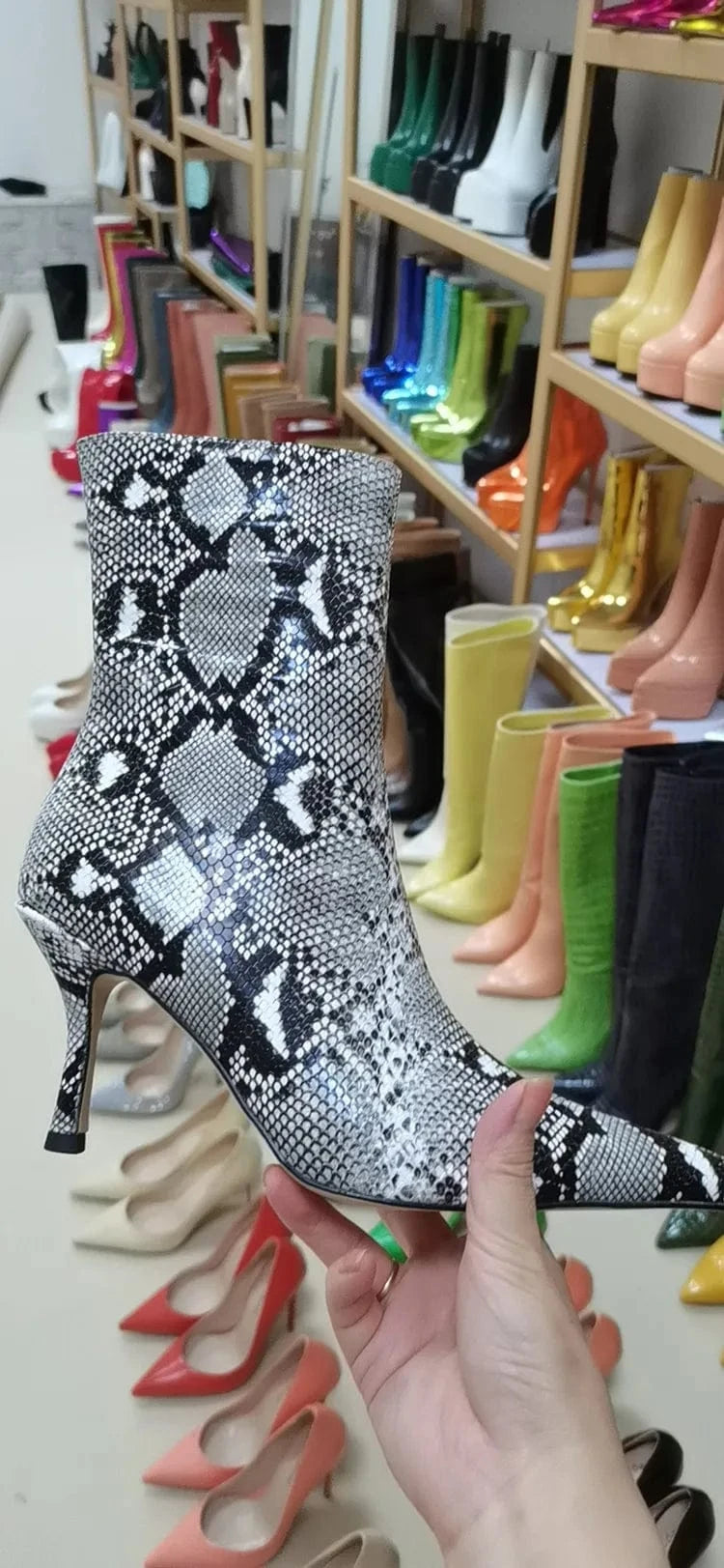 Bottes Femme Fashion Designer Embossed Pu Ladies Pointy Toe Thin Heel Short Boots Women Kitten Heel Ankle Booties