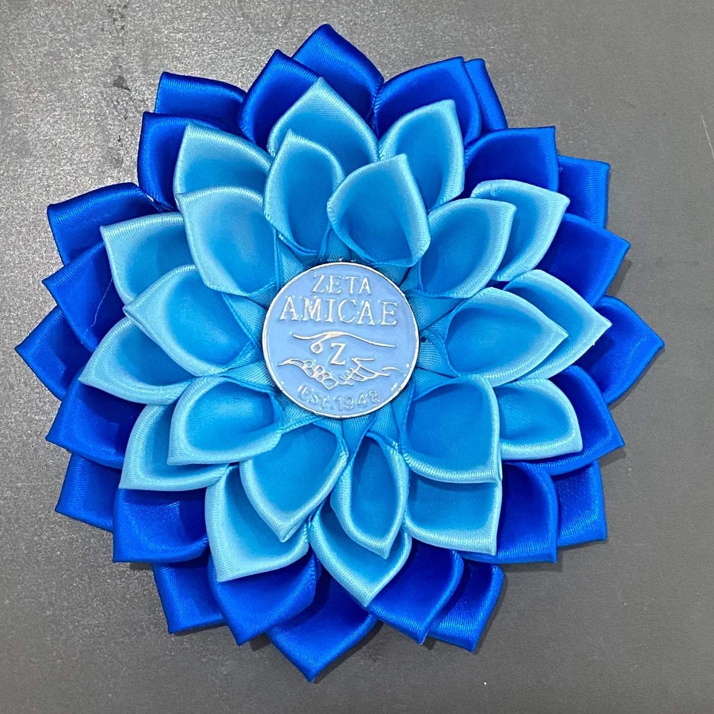 classic / 1 / Silver Plated Zeta Amicae Dark Light Blue Women Flower Ribbon Flower Brooch Round Pendant Inlaid Corsage Symbol ZA Lapel Pin