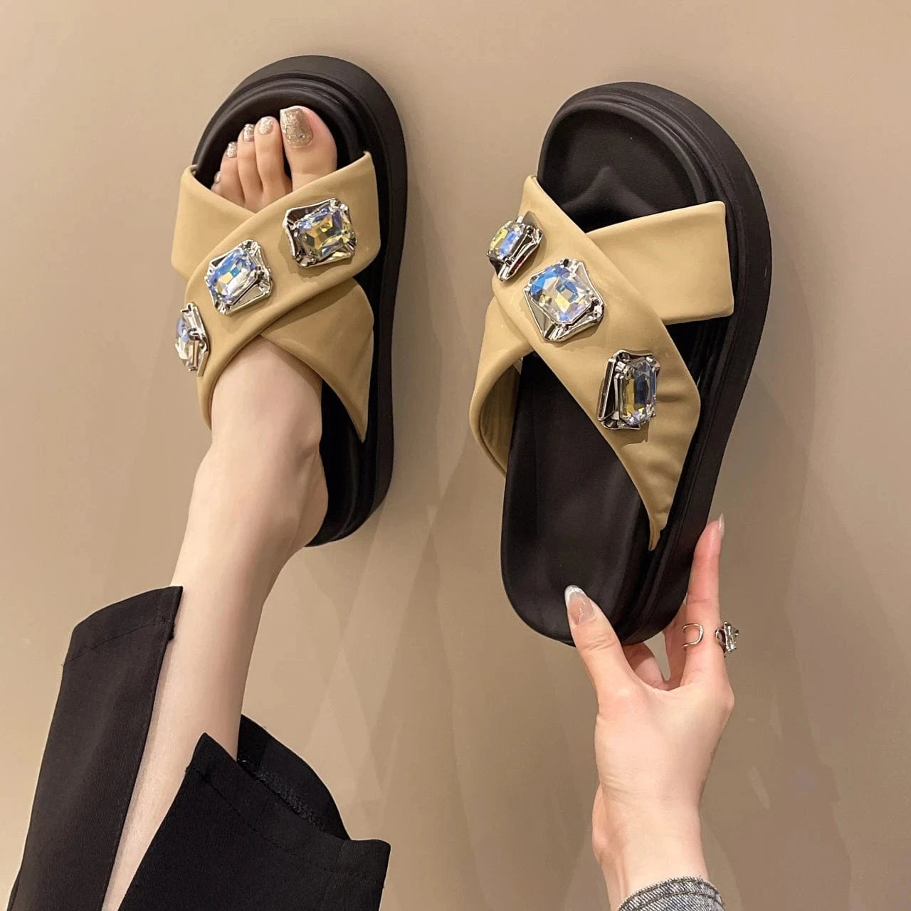 Dropshipping Custom Logo Designer Slippers Ladies Rhinestone Fashion Comfortable Slides Slippers Women
