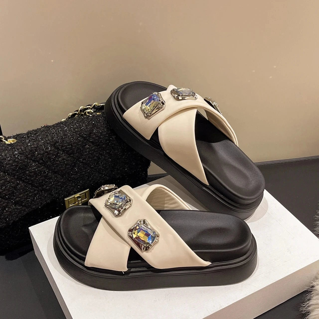 Dropshipping Custom Logo Designer Slippers Ladies Rhinestone Fashion Comfortable Slides Slippers Women