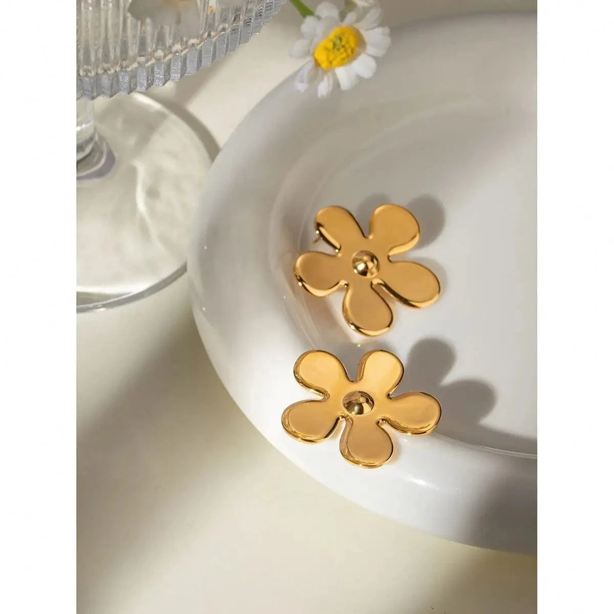 E2183 E2183 18K Gold Plated Stainless Steel Smooth Flower Earrings Hypoallergenic Tarnish-Free Jewelry